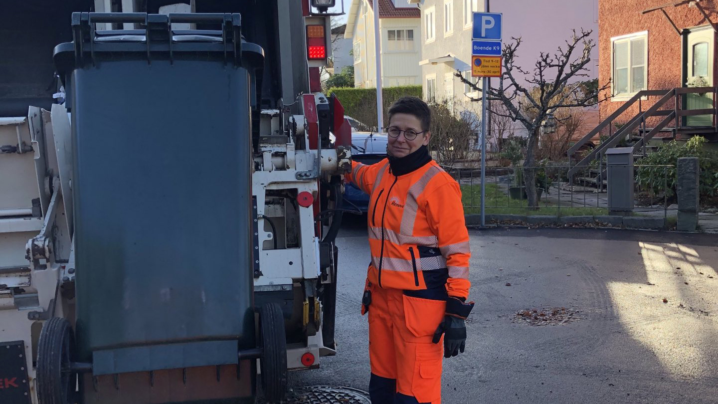 Ann-Sofie Hermansson durante su jornada laboral conduciendo un camión de la basura